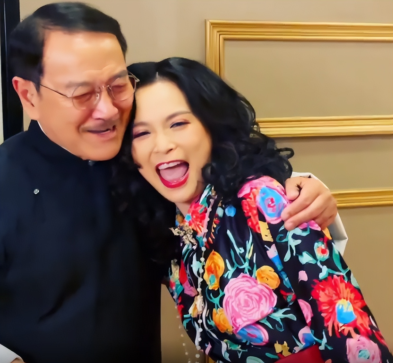 刘恺威爸爸为51岁女星樊亦敏庆祝生日，两人手拉手唱歌，搂肩合影显亲密