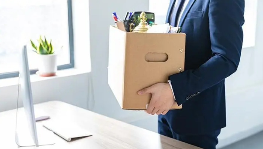 湖南小伙大二退学创业，22岁成千万富翁，23岁为她在海南卖水果