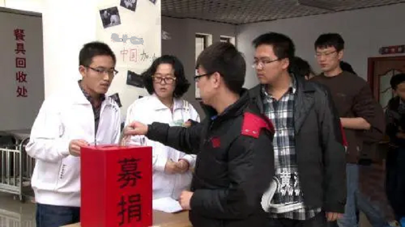 复旦高材生卧床啃老3年，对母亲拳打脚踢：我现在这样都是你害的