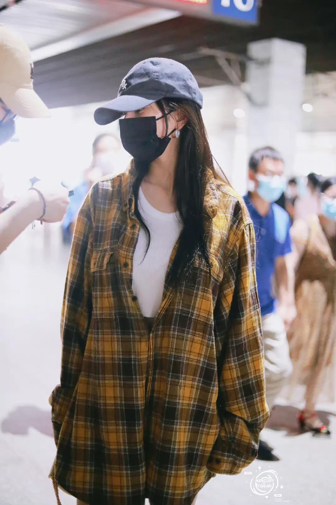 杨幂最新机场饭拍，格子衫加健身裤，下衣失踪露出大长腿又美又飒