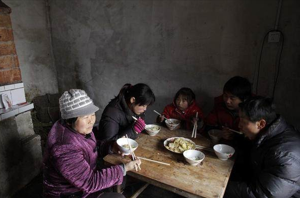 2008年湖南老人抢劫入狱“养老”，刑满释放后，老人：还想回去