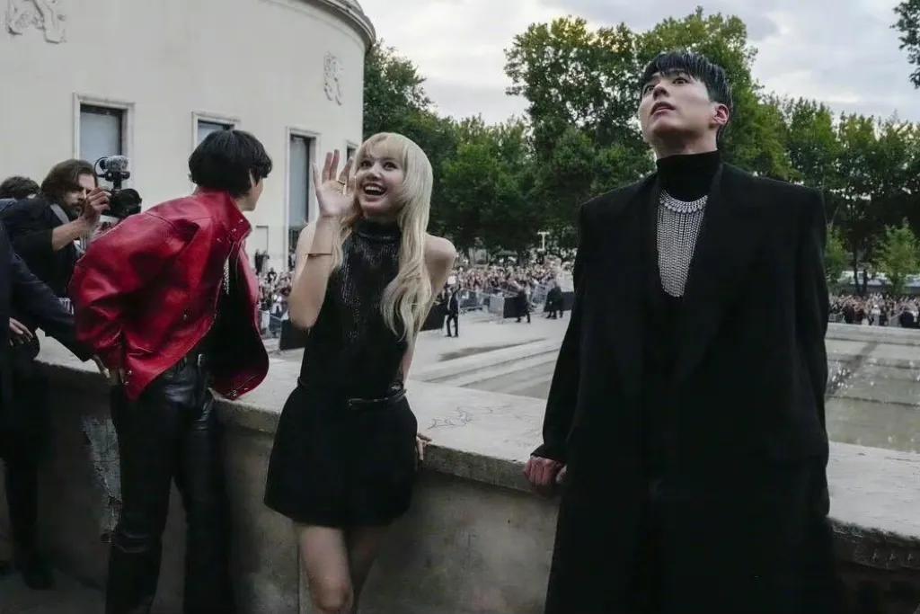 金泰亨Lisa朴宝剑同框亮相巴黎时装周