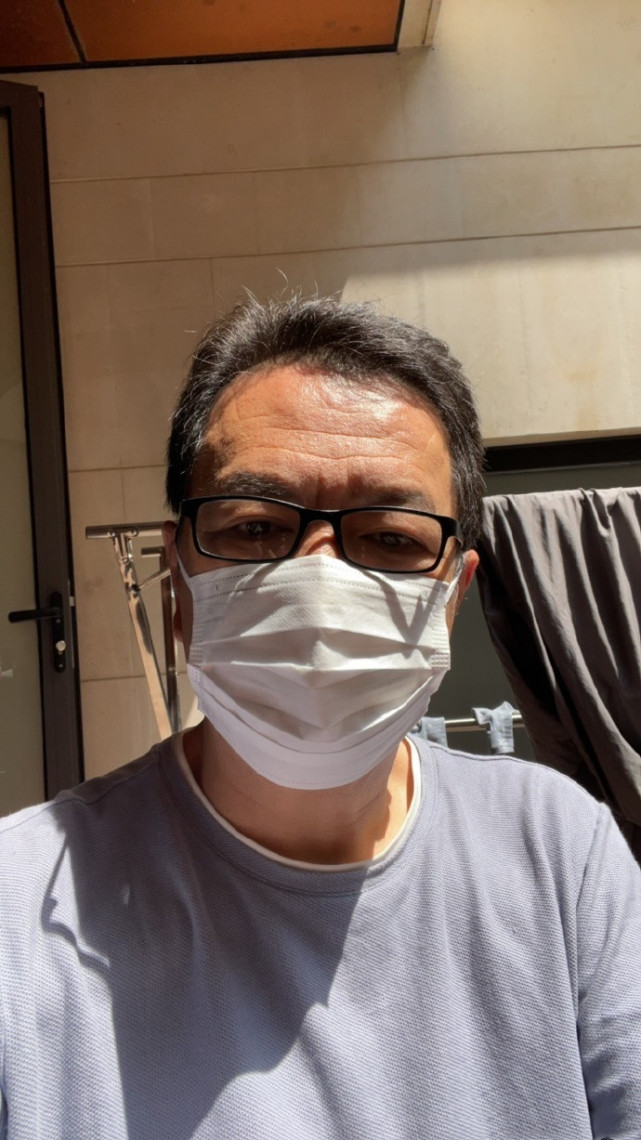 应采儿父亲晒小外孙宅家萌态，2岁hoho挥杆打高尔夫，姿势超可爱