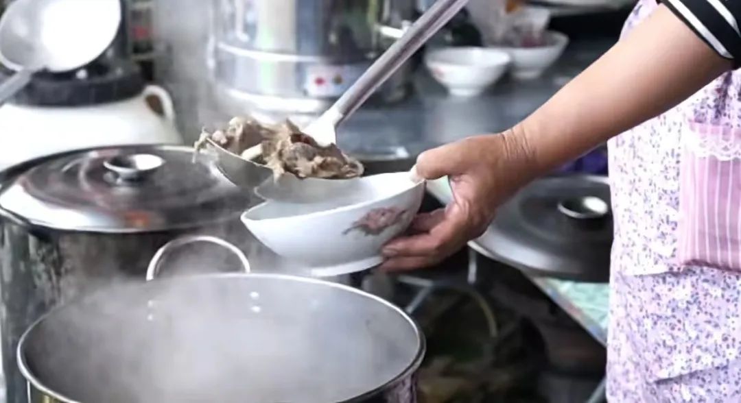 楚雄紫溪彝村万人纵情狂欢共庆火把节