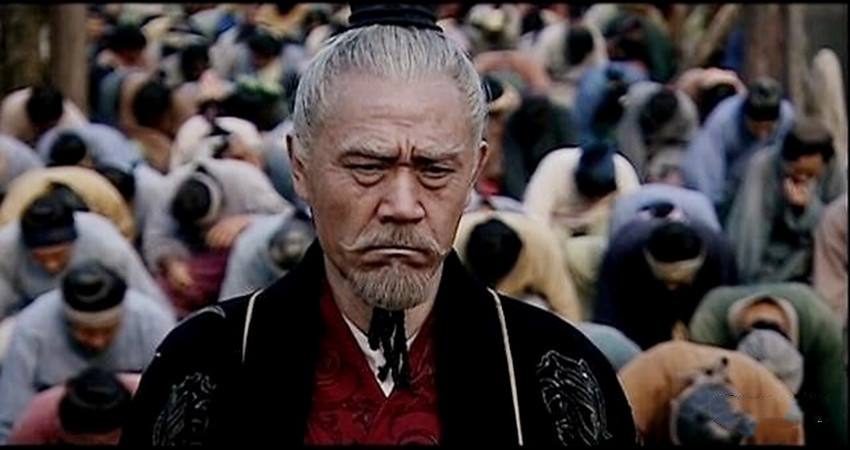 《汉武大帝》汉武帝(陈宝国饰)剧照实际上,汉武帝一直在搞外儒内法那