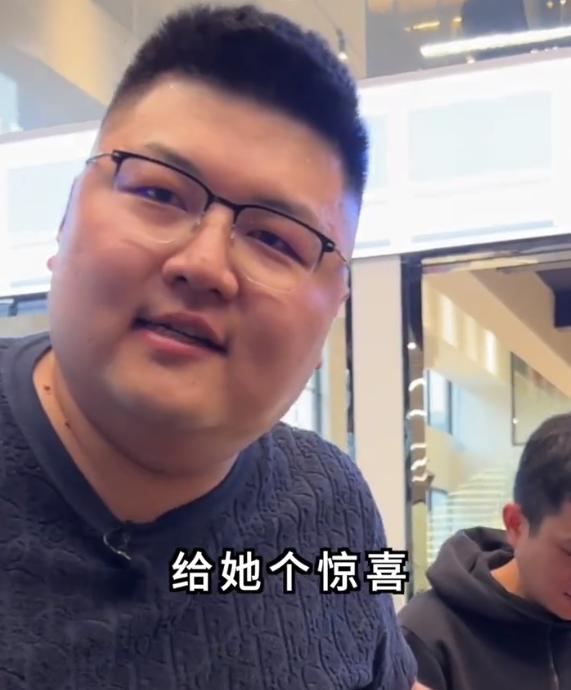 猴哥给妻子过生日，送泡水改装车当礼物，网友：羊毛出在羊身上