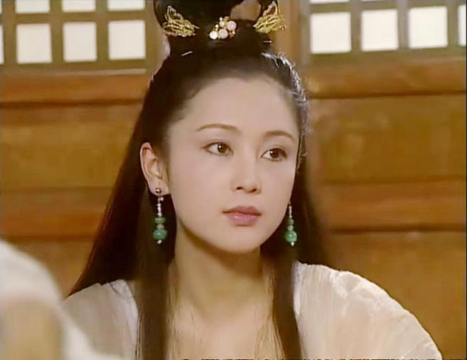 同是演嫦娥,热巴穿补丁短裙,刘涛像毛球成精,还有人撞脸王思聪