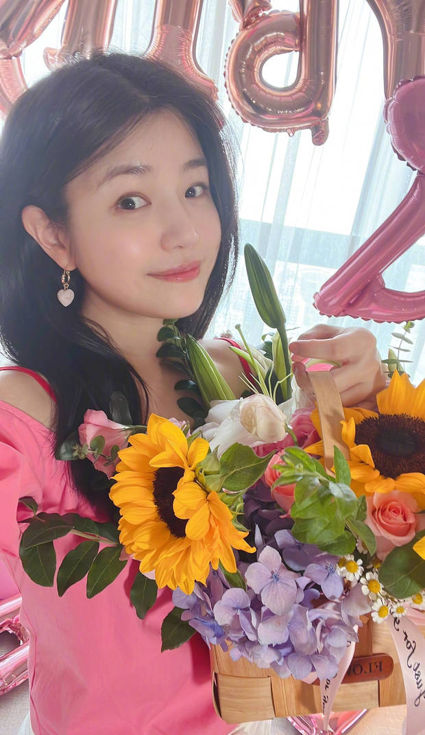 39岁陈妍希穿绿色t恤配冻龄短裙 嘟嘴卖萌扮少女