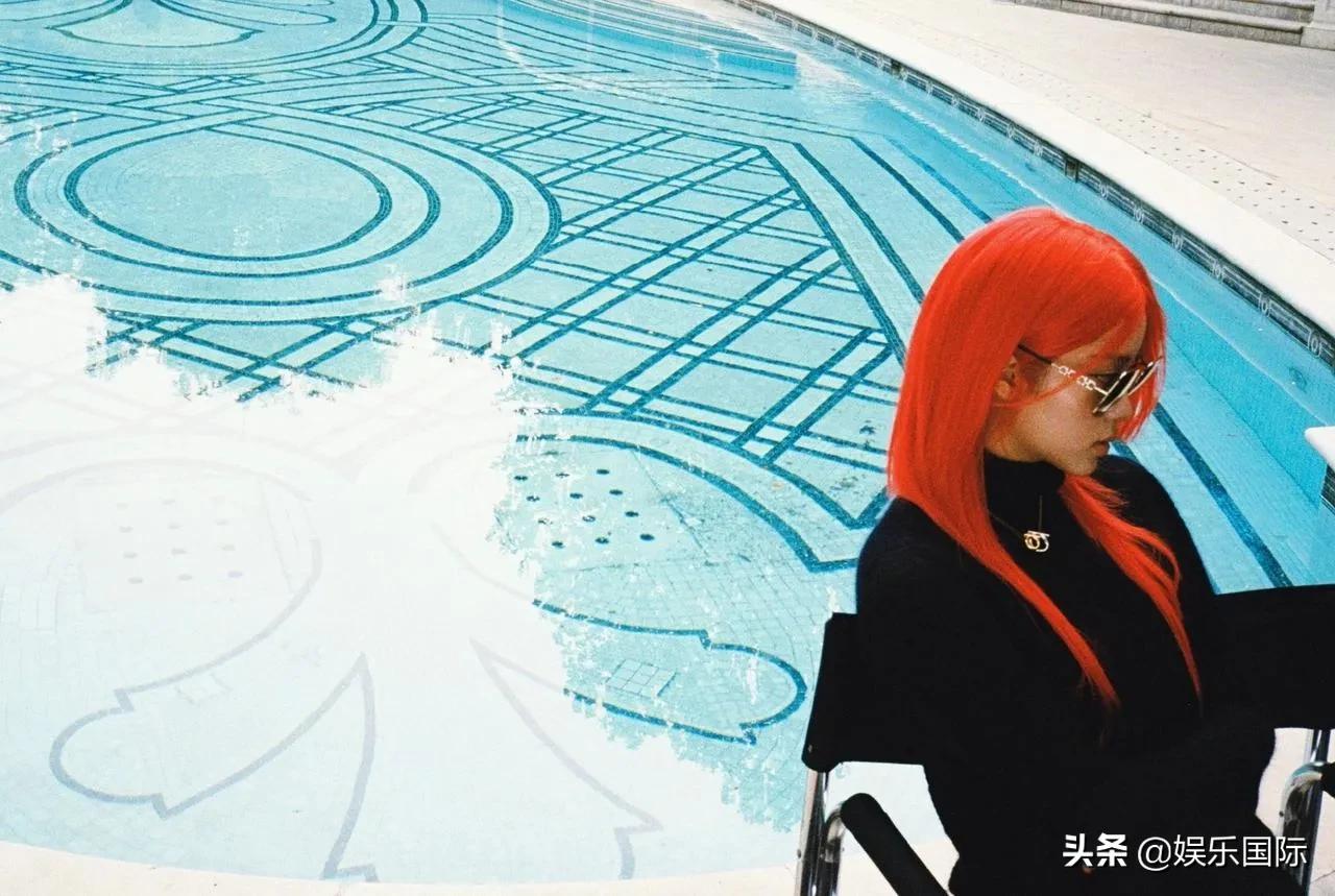 欧阳娜娜杂志花絮照释出 超个性红发好吸睛