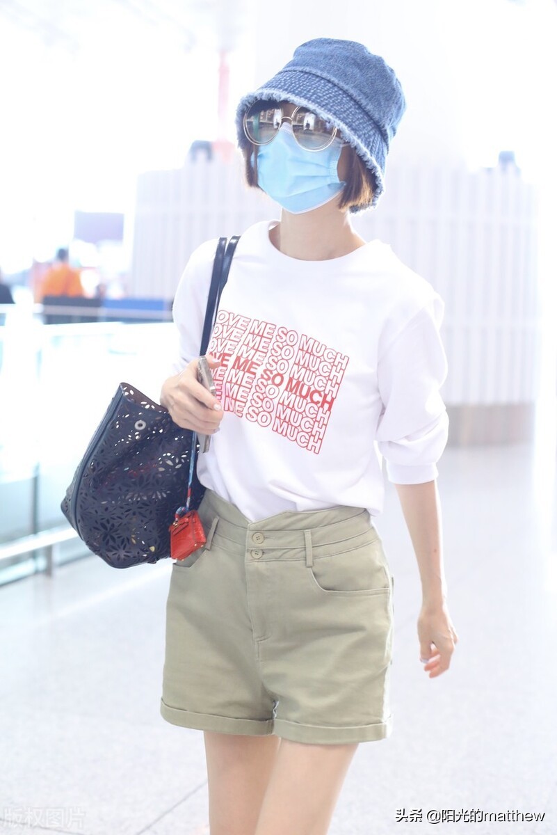 街拍：鲁豫白色字母T恤+军绿色短裤随意休闲