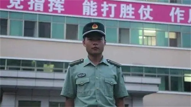 5年过去了，当年在工地上收到大学通知书的搬砖男孩，当上了军官