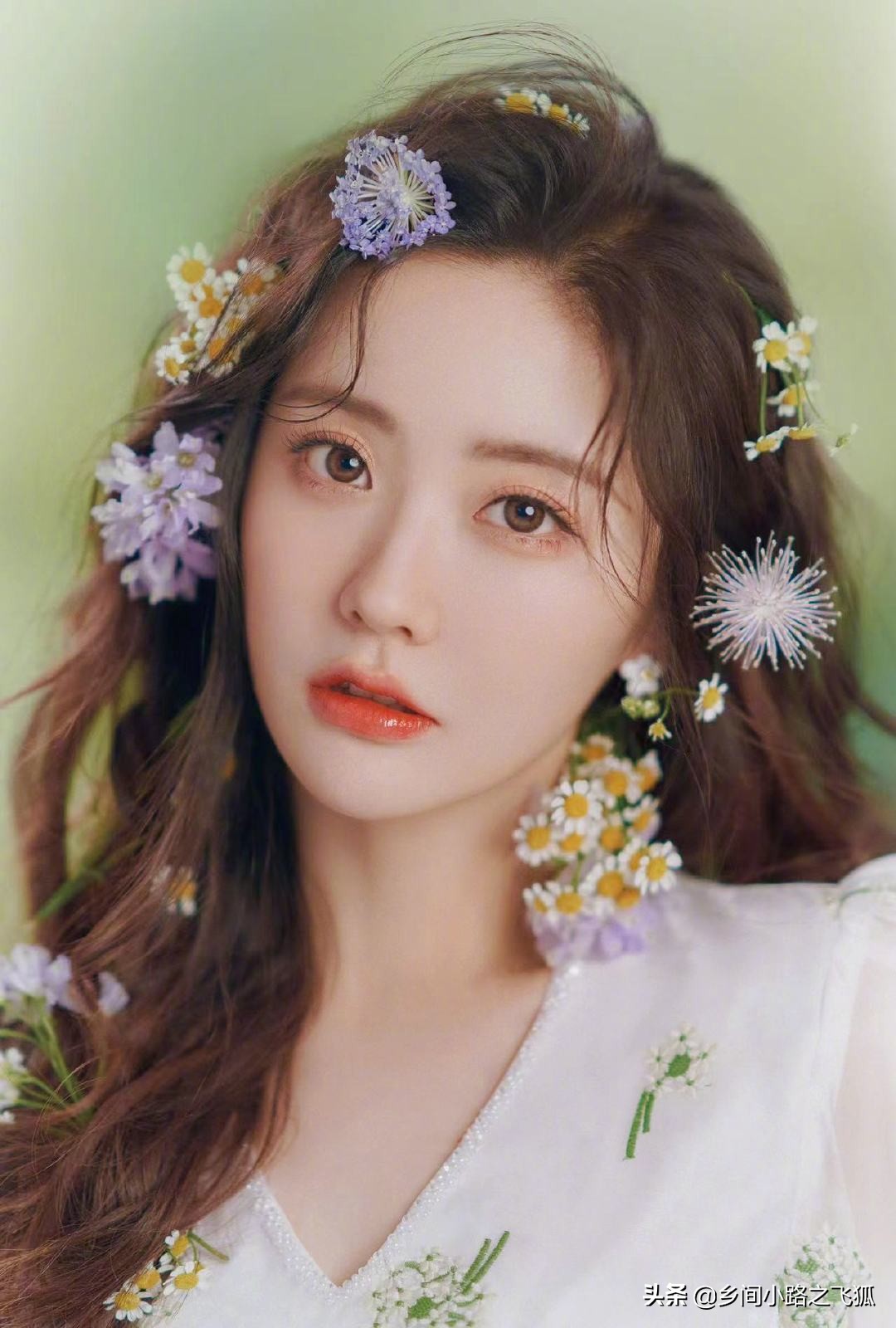 王艺瑾 新歌《喜欢你》MV甜度超标，唯美梦幻芍药花海衬托歌曲浪漫​​​