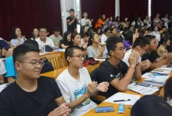 大学生明知公务员上岸难，为啥还偏要考？难道只是为了体面吗？