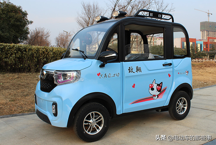 2款电动四轮车,配冷暖空调,挡风遮雨,适合60岁以上老年人代步