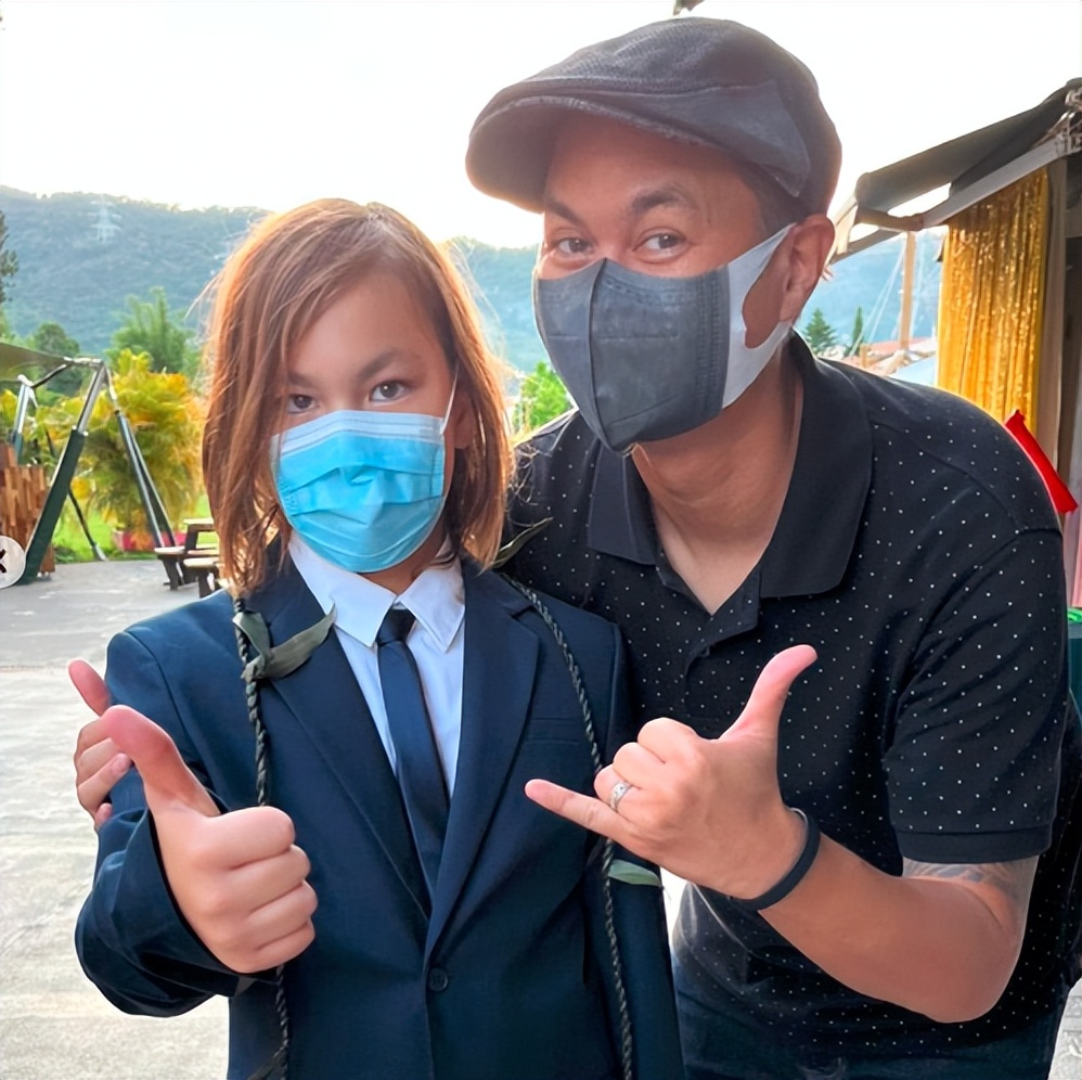 74歲的許冠傑看似輕鬆曬全家福！