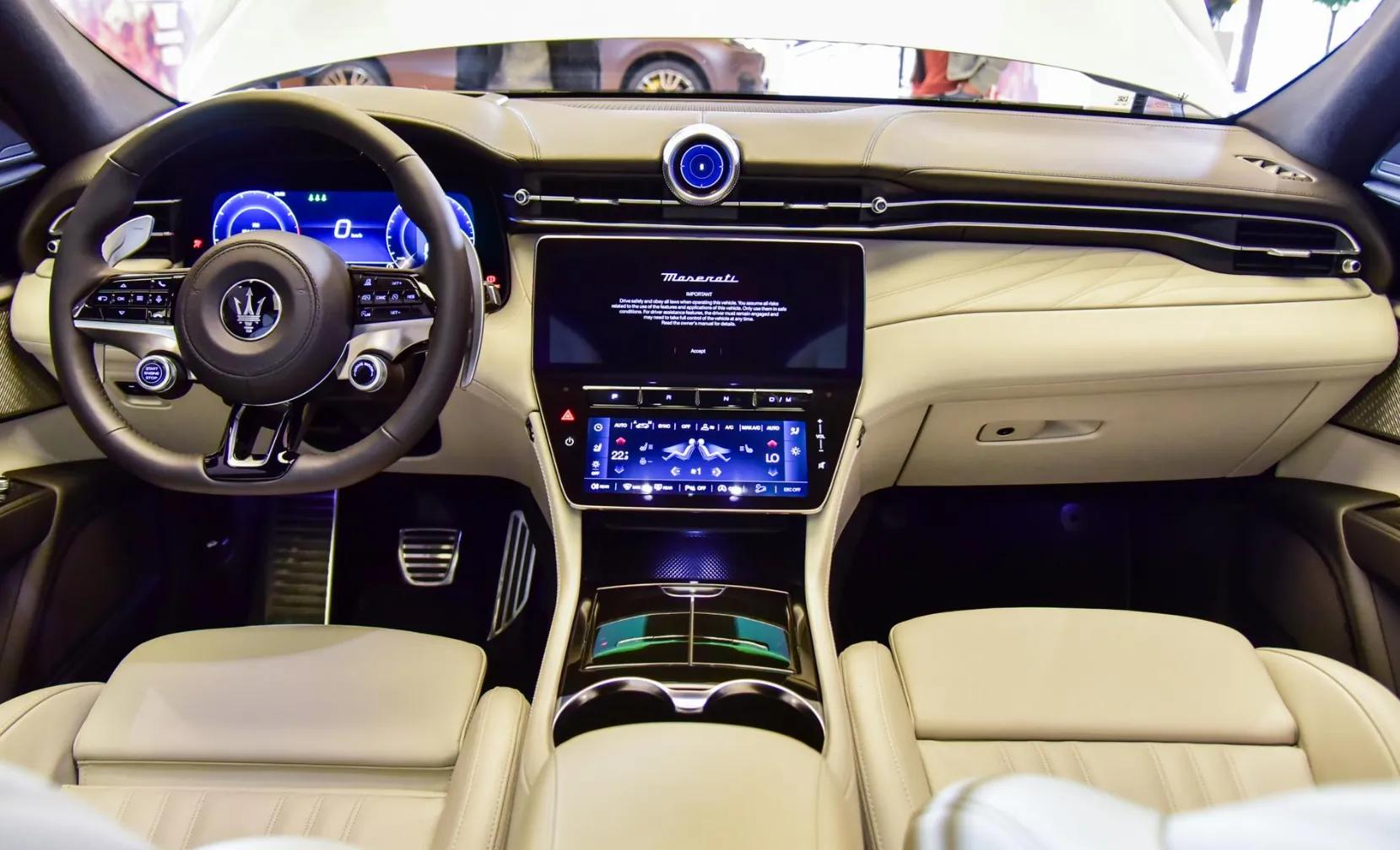 玛莎拉蒂拼了！首款50万入门SUV曝光，内外大升级，对拼保时捷