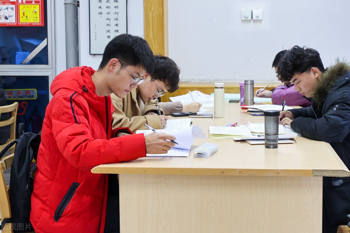 高数考试班里一半人没及格，大学生挂科率越来越高，老师也很无奈