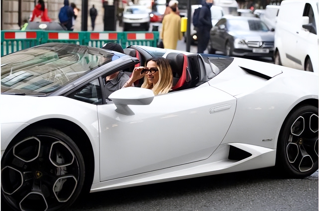 31岁英国网红作家：从瘾君子到励志演说家，从无家可归到百万富翁