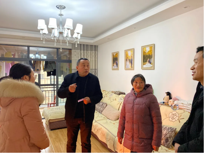 勉县法院看望慰问驻村工作队员及家属