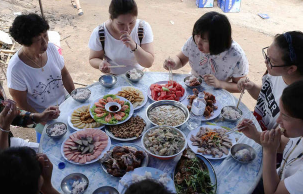 农村学生300分考上大专，父母大摆宴席，亲戚的两个举动让人寒心