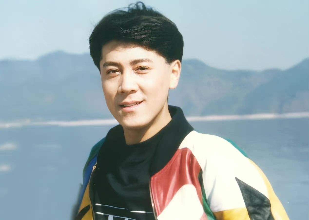 他出生于一个艺术世家,父亲蔡仲秋是中国歌舞剧院的演员.