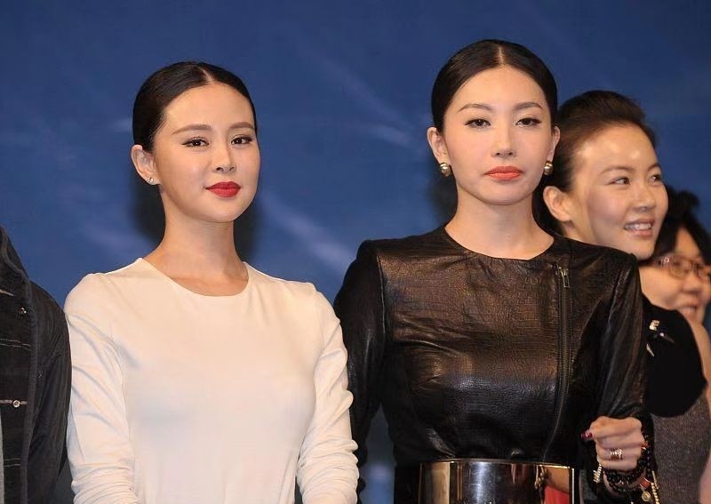 章子怡嫂子同框关悦，打扮霸气妆却太浓，表情管理失控太尴尬