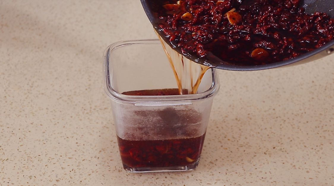 一道过年必备万能酱，一次做10斤，保存一个月不坏，拌饭拌面好吃