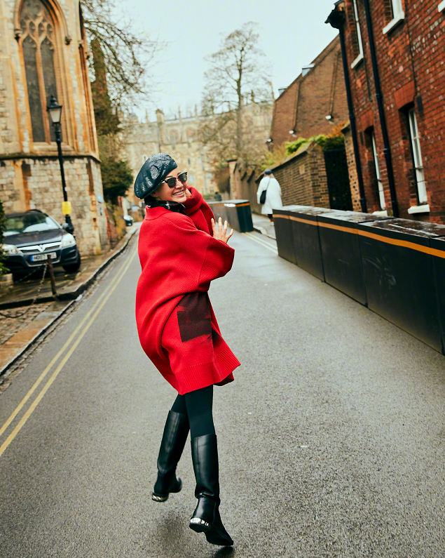 红色毛衣配蓝色帽子的时尚魅力