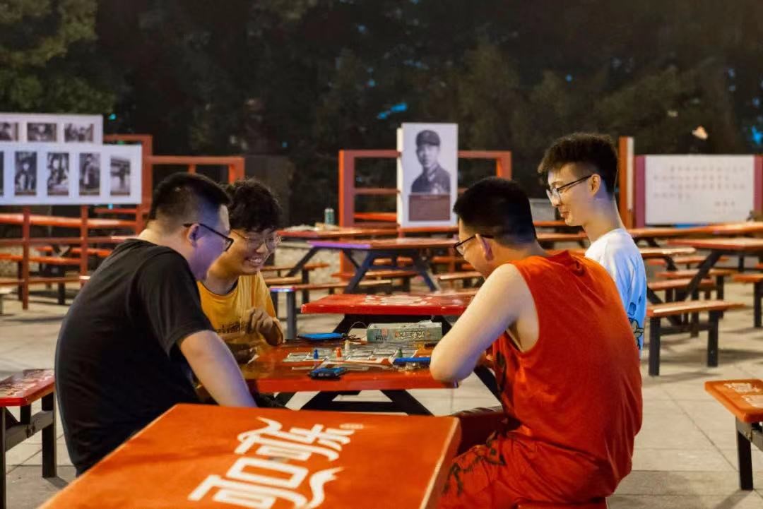 “面朝”大海，坐拥网红咖啡馆！大连一高校“精致生活”曝光，网友：太羡慕！