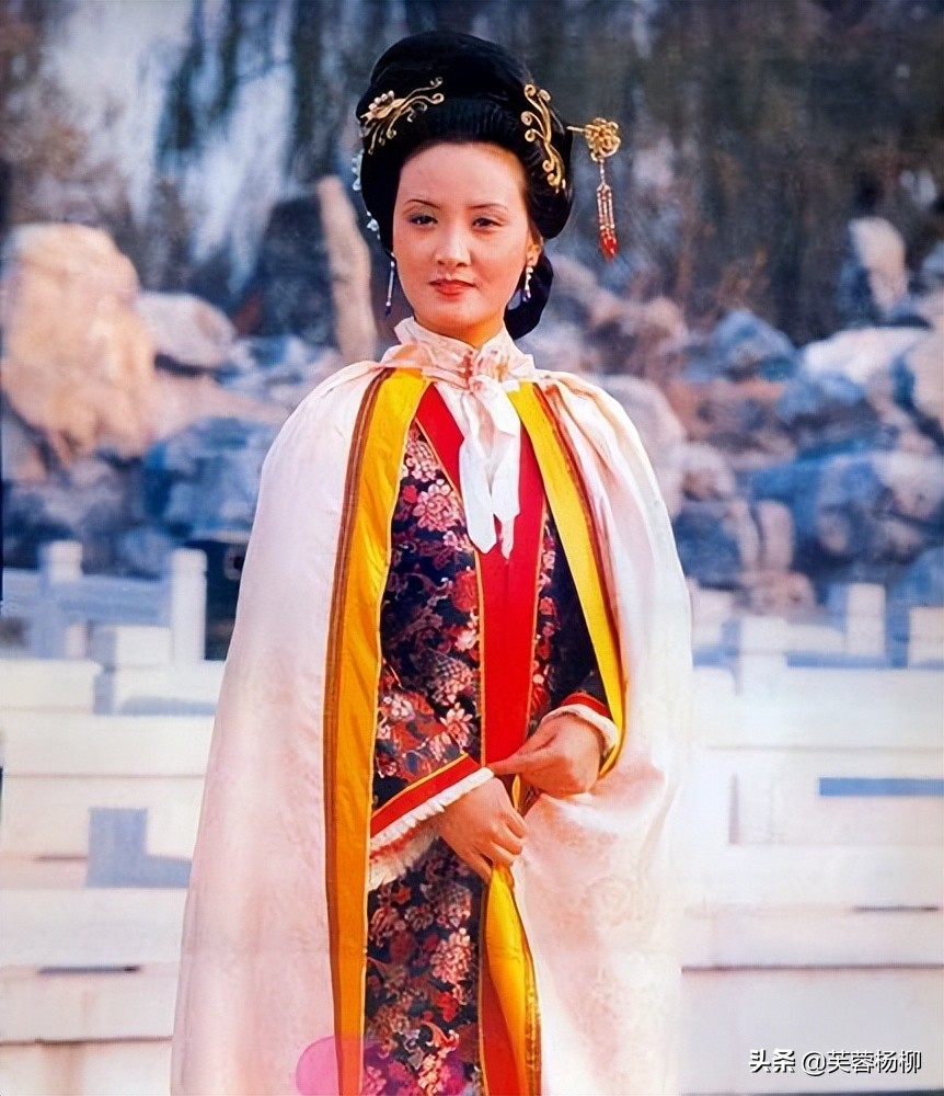 王扶林说，我们的服装是很靓的，特别是王熙凤那套，简直太漂亮了