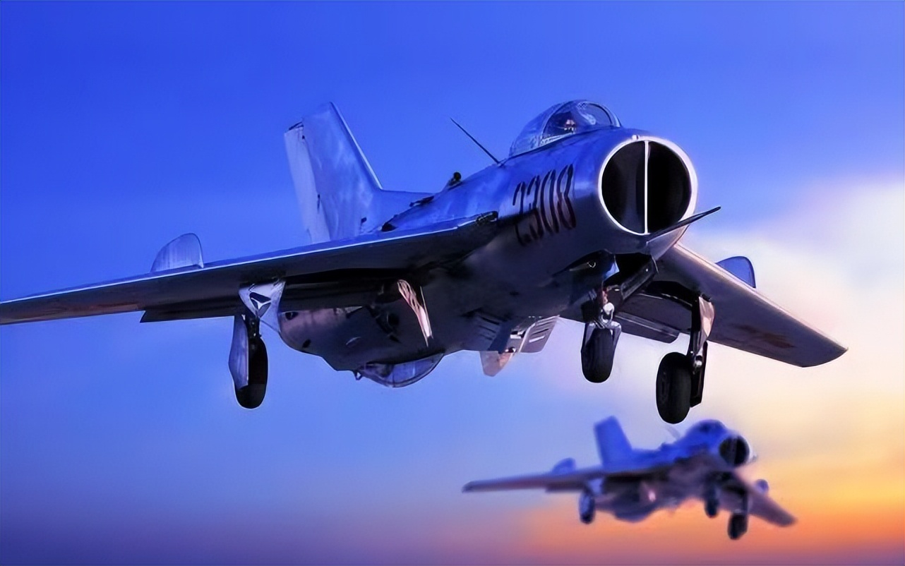 1977�� ������Ǯ��ɫ�����ķ�԰�� ��ʻ�Ƚ�ս���Ӵܶ԰�