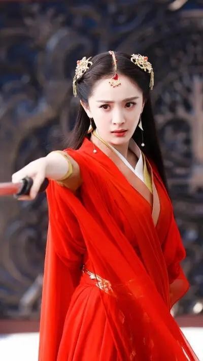 同样是“红衣造型”，杨幂娇俏像少女，赵丽颖霸气十足