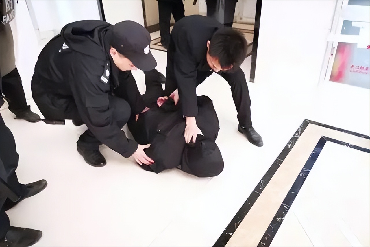 案例：2004年百万画师浴室惨死，心机裸模故意接近谋财害命