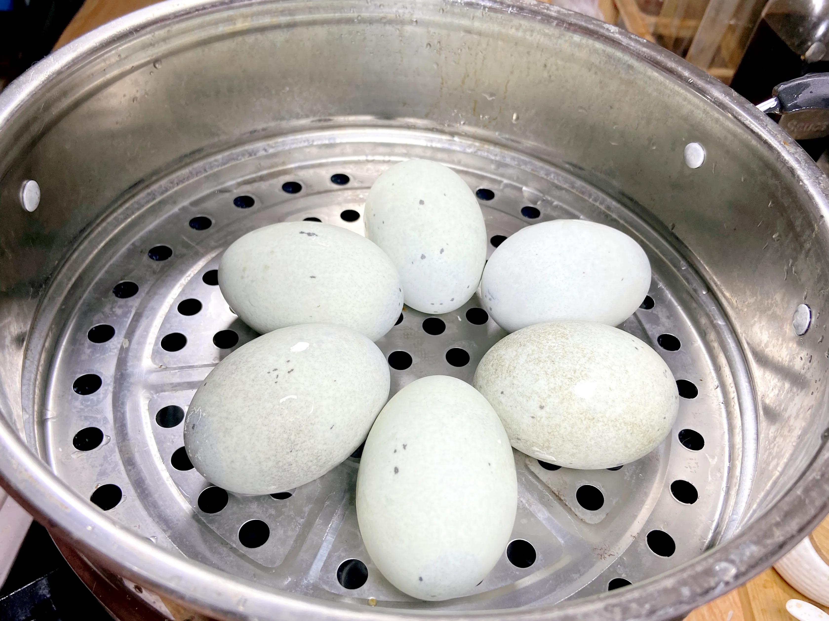 皮蛋放锅了蒸一蒸，饭店一份68，在家成本不到8元，好看又好吃