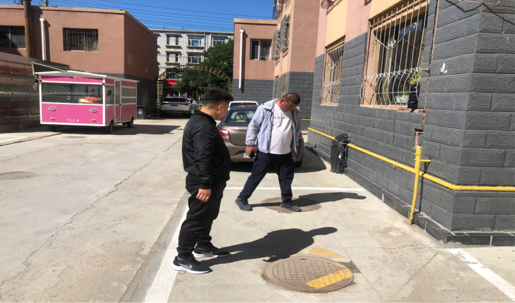 大召社区为民办实事 改造居民楼下水管道