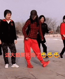 爸，你旁边的叔叔好帅，爸爸：这是你妈，网友当场笑喷了，哈哈哈