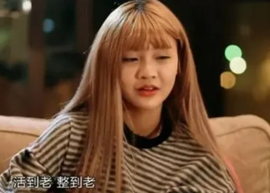 《变形计》里与李宏毅打架，14岁辍学的陈佩雯，如今却整容过度？