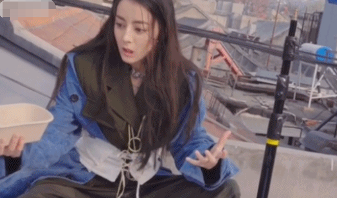 迪丽热巴深夜与助理聚餐!喝豆奶溅一身表情失控,扎丸子头好可爱