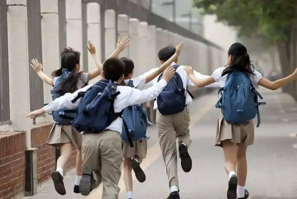 辽宁大中小学暑假时间已出炉，学生们兴奋不已，家长却欲哭无泪