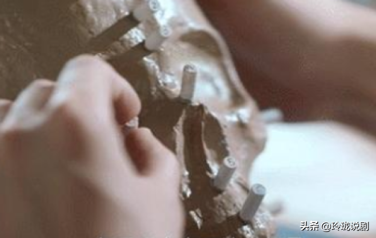 《猎罪图鉴》的画师真的有那么牛吗。三岁上了年纪，用骨头画画儿都是真的。