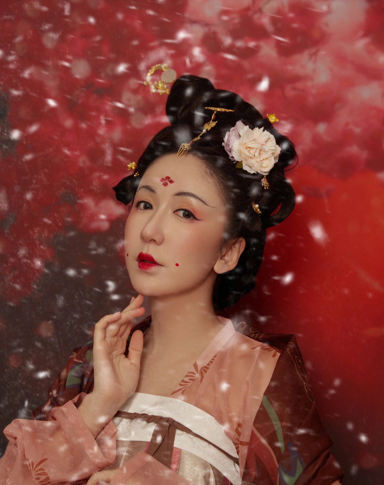 娄艺潇国风造型化身古典美人,敦煌壁画纹样太走心