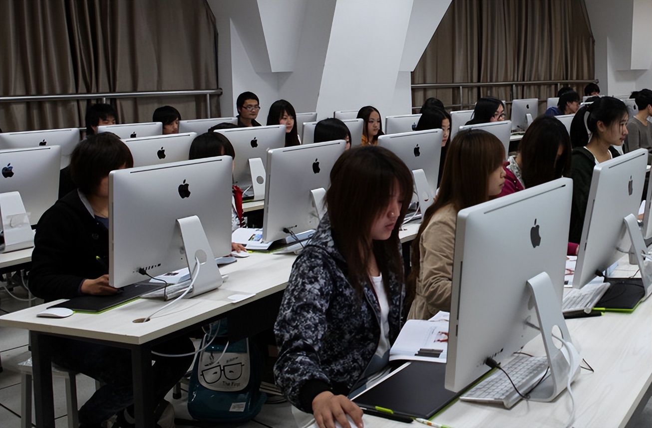 最新不同行业平均薪酬出炉，金融居榜首计算机第5，过来人：后悔