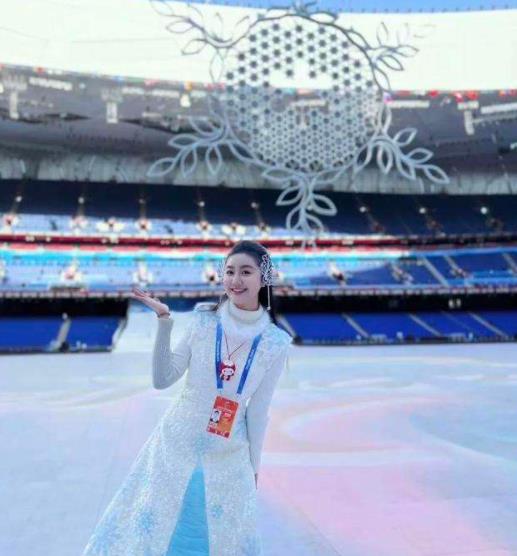 点读机女孩成冬残奥会引导员，一席白衣仙气十足，谁的青春回来了