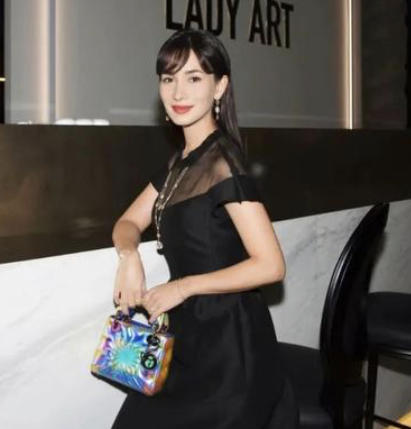 明星撞衫有多尴尬？要么是神仙打架修罗场，要么成买家秀和卖家秀