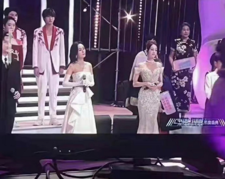 杨幂穿抹胸长裙亮相，露精致曲线蚂蚁腰，与小6岁热巴站着如姐妹