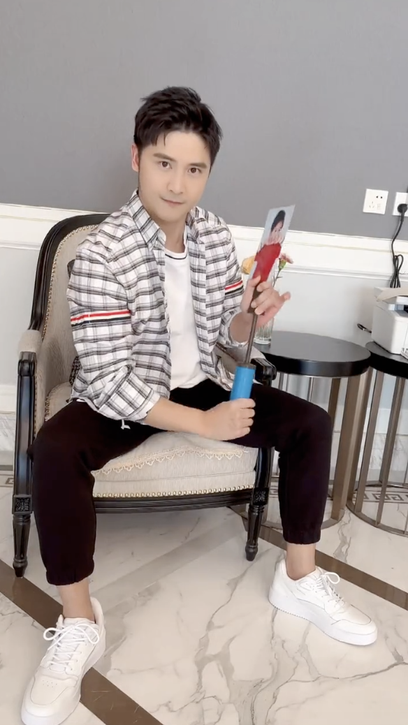 田亮将妻儿公主抱，森碟高挑身材藏不住，叶一茜被老公整蛊