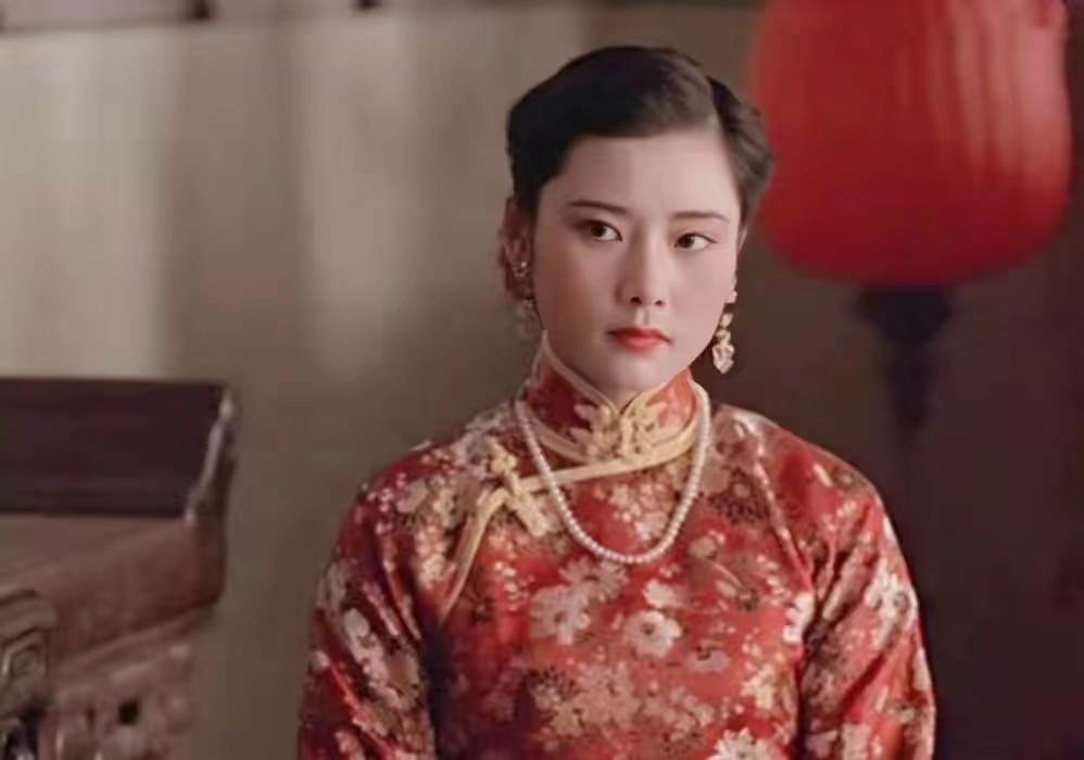 剧里土气十足的大妈，年轻时个个是风华绝代的大美人，差距太大了