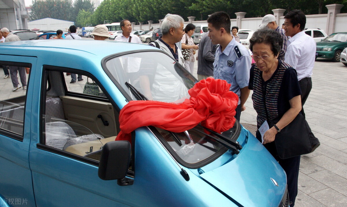 70岁到80岁老年人代步车，这2种车型不需要驾驶证，很实用