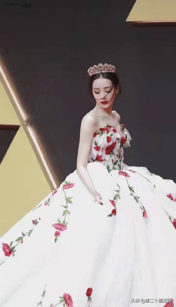女顶流？迪丽热巴代言roseonly，销量不及肖战最低数据被嘲