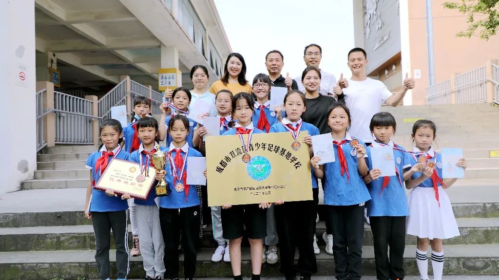 成都市双流区棠湖小学举行“5.25 我爱我”心理健康专题升旗仪式